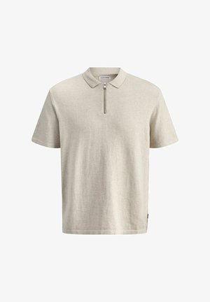 Beige polo met korte mouwen, een kraag en een korte ritssluiting aan de voorkant, gemaakt van een zachte, gestructureerde stof en met een comfortabele pasvorm.