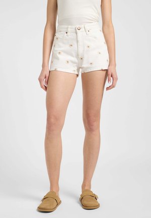 Shorts en denim blanc taille haute avec des motifs floraux brodés, cinq poches et fermeture par bouton à l'avant. Tissu doux et texturé.
