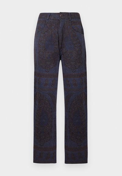 Sötétkék anyagból készült, bőszárú nadrág, finom barna paisley mintákkal, gombos elülső rész, övbújtatók és két első zseb található rajta.