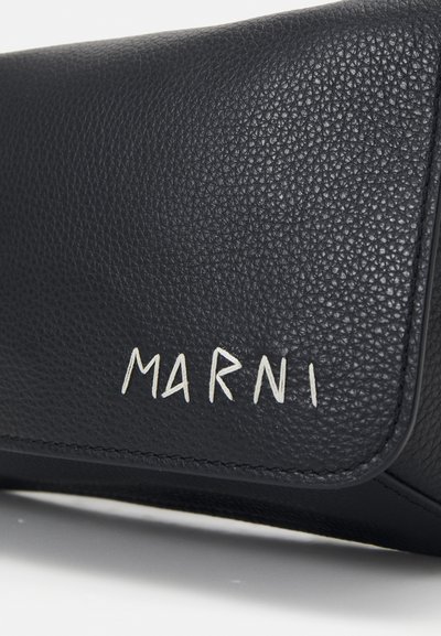 Czarna skórzana kopertówka o teksturowanym wykończeniu. Posiada zapięcie na klapę oraz wytłoczone białe logo "MARNI". Prosty design i elegancka forma.
