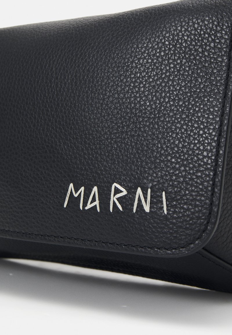 Pochette en cuir noir avec une finition texturée. Dotée d'une fermeture à rabat et du logo "MARNI" embossé en blanc. Design simple et forme élégante.