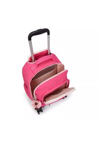 Rosa Rollentasche mit ausziehbarem Griff, mehreren Fächern und einem plüschigen Schlüsselanhänger. Hergestellt aus strapazierfähigem Stoff mit Reißverschlüssen.