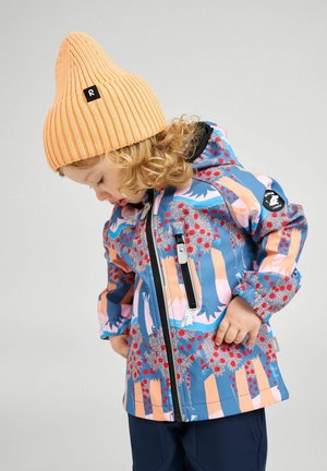 Kinder-Wasserjacke in Blau mit bunten Waldmustern, mit Reißverschluss, verstellbaren Bündchen und schwarzem Logoaufnäher. Braune gerippte Mütze.