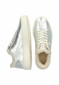 Zapatillas plateadas metálicas y blancas con un forro de color crema suave, suela de goma texturizada y cordones planos. Logo visible en el talón.