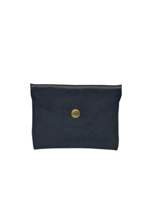Petite pochette en cuir noir avec une fermeture à bouton-pression doré unique, rectangulaire avec des bords de rabat incurvés.
