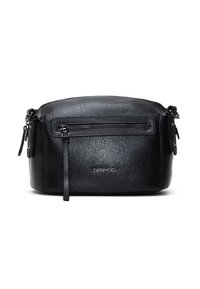 Czarna skórzana torebka crossbody o teksturowanej powierzchni, z zamykaną na zamek przednią kieszenią i regulowanym paskiem. Zawiera wytłoczoną nazwę marki "DERIMOD".