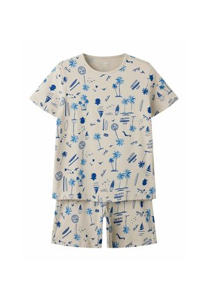 Beżowy zestaw z krótkim rękawem i szortami z niebieskimi tropikalnymi wzorami, w tym palmami, deskami surfingowymi, żaglówkami oraz napisami takimi jak "Long Beach" i "Aloha".