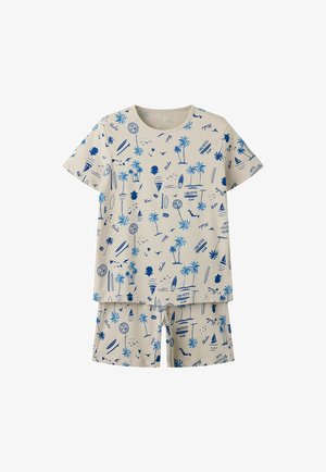 Ensemble chemise à manches courtes et short beiges avec des imprimés tropicaux bleus comprenant des palmiers, des planches de surf, des voiliers et des textes comme "Long Beach" et "Aloha".