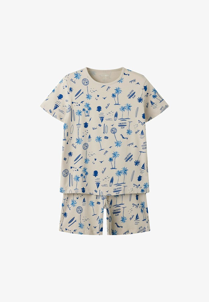 Ensemble chemise à manches courtes et short beiges avec des imprimés tropicaux bleus comprenant des palmiers, des planches de surf, des voiliers et des textes comme "Long Beach" et "Aloha".