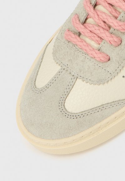 Pantof sneaker din piele întoarsă gri și piele crem, cu șireturi roz, având accente cusute și un finisaj texturat pe partea superioară. Vârf rotund.