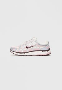 Bijele, ružičaste i srebrne Nike P-6000 tenisice s mrežastim gornjištem, reflektirajućim detaljima i tamnoplavim Swoosh logom na jednostavnoj svijetloj pozadini.