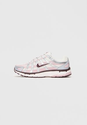 Bílé, růžové a stříbrné tenisky Nike P-6000 s síťovaným svrškem, reflexními detaily a tmavě fialovým logem swoosh na jednoduchém světlém pozadí.