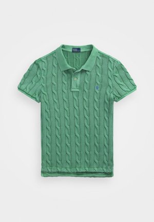 Polo vert à manches courtes avec un motif en maille torsadée et une patte de boutonnage à deux boutons, avec un petit logo brodé sur la poitrine gauche.