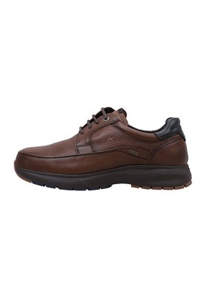Zapato de piel marrón con un acabado texturizado, con puntera redondeada, diseño de cordones y un acento negro en el tacón. Suela de goma gruesa.