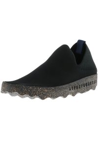 Černá slip-on obuv s texturovaným pleteným svrškem, s hnědým skvrnitým gumovým podrážkou a vlnitým okrajem. Diskrétní poutko na patě pro snadné obouvání.