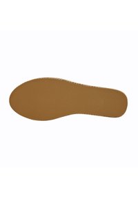 Suela de un zapato plano con una banda de rodadura de goma marrón y lados tejidos en beige, mostrada sobre un fondo blanco.