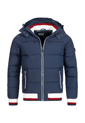 Chaqueta de plumas azul marino con capucha desmontable, bolsillos con cremallera y puños acanalados, con detalles de rayas blancas y rojas en el dobladillo.