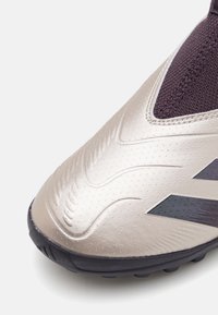 adidas Performance PREDATOR LEAGUE LL TF UNISEX - Botines de fútbol para césped - platin metallic/aurora black/turbo