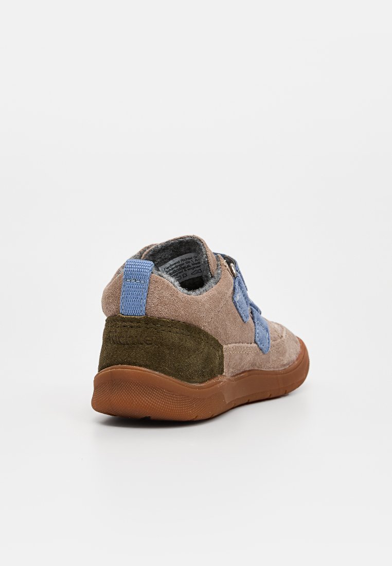 Zapatillas de ante marrón con detalles en azul, panel de tela verde y suela de goma. Cierre con tira de velcro para facilitar la puesta. Superficie texturizada.