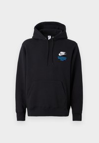 Svart Nike-hoodie med framficka och dragsko, vitt logotyp och blå text "ENDAST AUTHORIZERADE PERSONER" på vänster bröst.