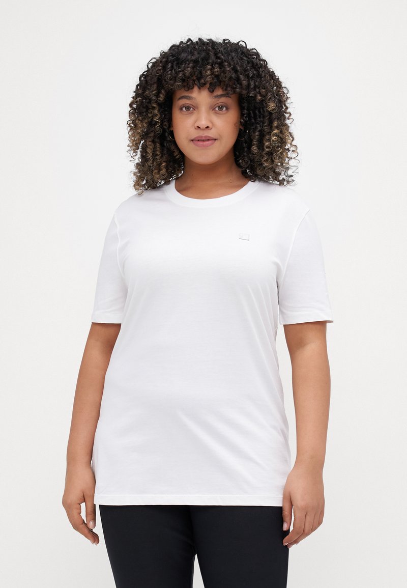 Calvin Klein Jeans PLUS EMBRO BADGE REGULAR TEE - Lihtne T-särk - bright white