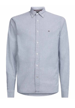 Męska koszula z długim rękawem zapinana na guziki, z pionowymi niebiesko-białymi paskami i małym logo na piersi.