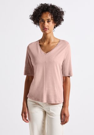Roze V-hals t-shirt met korte mouwen, zachte textuur en een ontspannen pasvorm. Heeft een middennaad aan de voorkant.