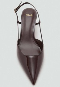 Špicaté, slingback topánky z lesklého burgundského lakovaného kože na tenkom remienku s pozlátenou kovovou sponou, hladkým vnútorným podšívkam a minimalistickým dizajnom.