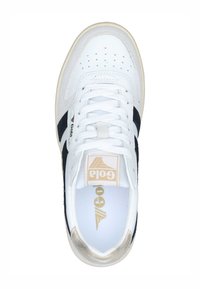 Scarpa sportiva bianca con dettagli in suede nera, perforazioni testurizzate e logo dorato sulla linguetta. Suola in gomma con bordi beige.
