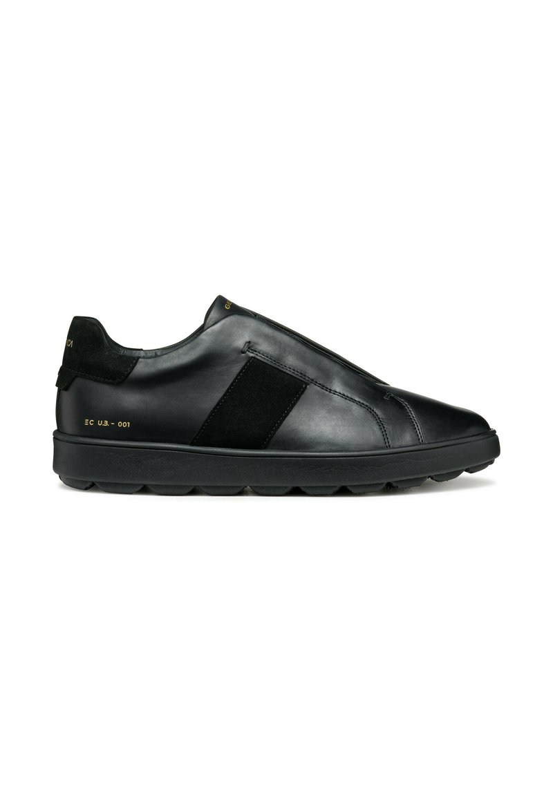 Scarpe slip-on in pelle nera con accento in suede, punta arrotondata, suola testurizzata per una migliore aderenza e dettaglio del marchio dorato sulla parte superiore.