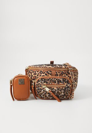 Borsa in tessuto leopardato con paillettes dorate, dettagli in pelle marrone e tracolla a catena. Include una pochette più piccola coordinata con un logo.