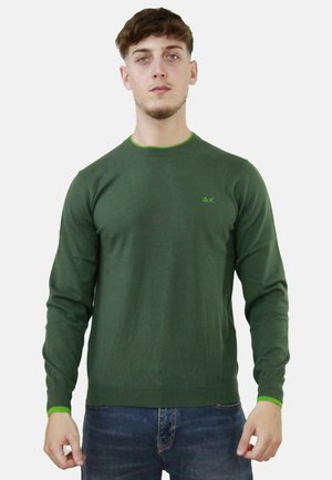 Maglione lavorato a maglia verde con maniche lunghe, dettagli verdi sul colletto e sui polsini, vestibilità slim e un piccolo logo sul petto.