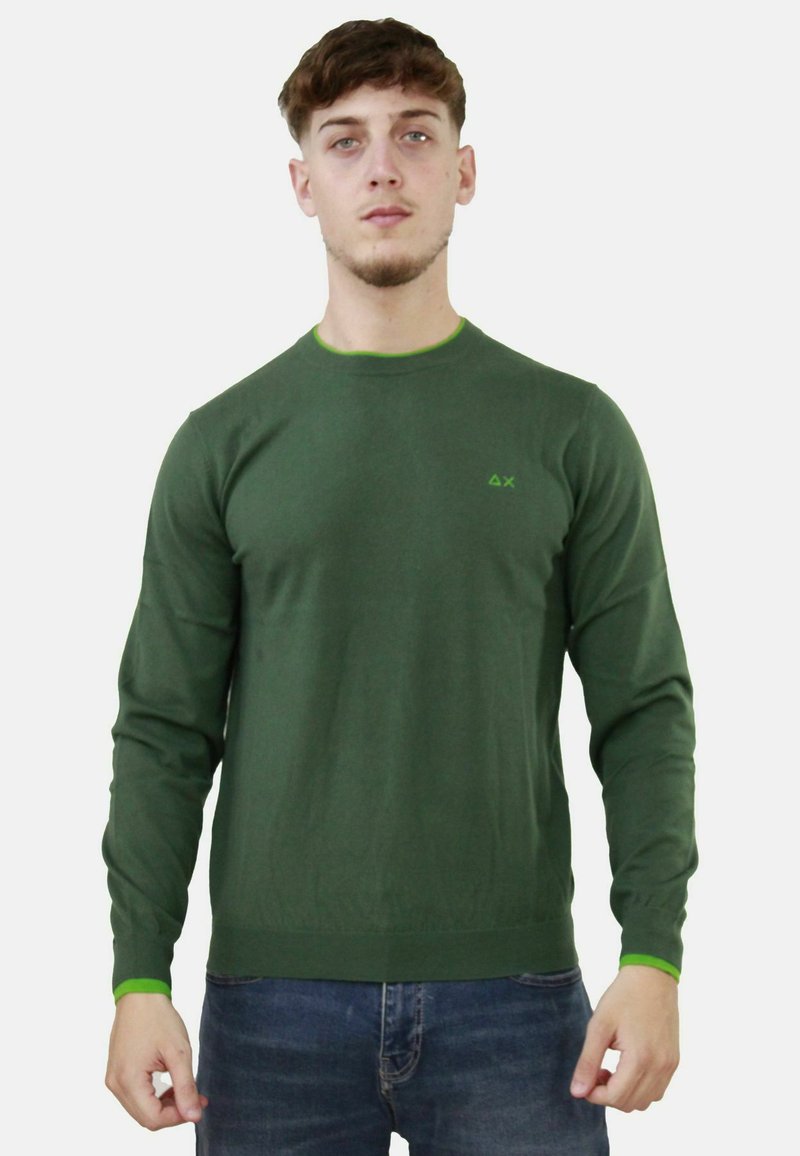 Maglione lavorato a maglia verde con maniche lunghe, dettagli verdi sul colletto e sui polsini, vestibilità slim e un piccolo logo sul petto.