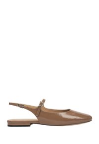 Bruine gepatineerde leren slingback schoenen met een spitse neus, vlakke hak, verstelbaar bandje en een gladde afwerking. Minimalistisch ontwerp met klassieke accenten.