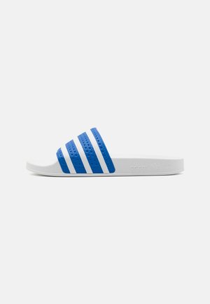 Sandale blanche à enfiler avec une sangle bleue texturée comportant trois bandes blanches et un logo Adidas embossé sur le côté.