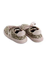 Zapatillas con estampado de leopardo y parte superior de tela beige suave, cordones rosas y tacón liso rosa. Presenta una suela de goma con detalles texturizados.