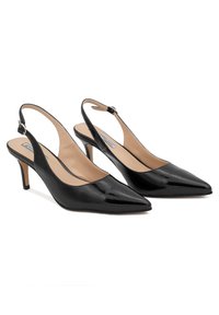 Décolleté in vernice nera con cinturino alla caviglia, punta affusolata, tacco sottile e chiusura con fibbia. Interno con soletta color nudo.