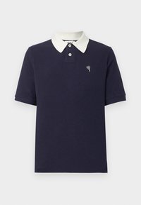 Námornícky polo tričko s textúrovanou tkaninou, bielym golierom, trojitou gombíkovou légou a malým srdiečkovým logom na ľavej hrudi. Krátke rukávy.
