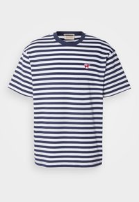 Marineblå og hvid stribet bomulds t-shirt med rund hals og korte ærmer. Har et lille rødt broderet logo på brystet.