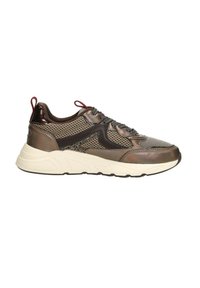 Sneakers in tinten van bruin met een metallic afwerking, gaaspanelen voor ademend vermogen, contrasterende donkere accenten en een witte gevoerde zool.