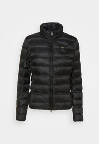Czarna kurtka puchowa z wysokim kołnierzem, poziomym pikowaniem, zapięciem na zamek z przodu oraz małym logo na piersi.