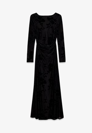 Juoda ilgomis rankovėmis suknelė, pagaminta iš švelnios medžiagos, su gėlių raštu šiek tiek tamsesnėje spalvoje, su drapiruota juosmens linija ir laisvu siluetu.