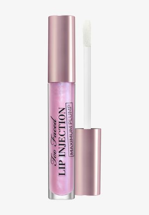 Tube mit schimmerndem, hellrosa Lipgloss und roségoldfarbenem Deckel sowie Applikatorstab, beschriftet mit "Too Faced Lip Injection Maximum Plump."