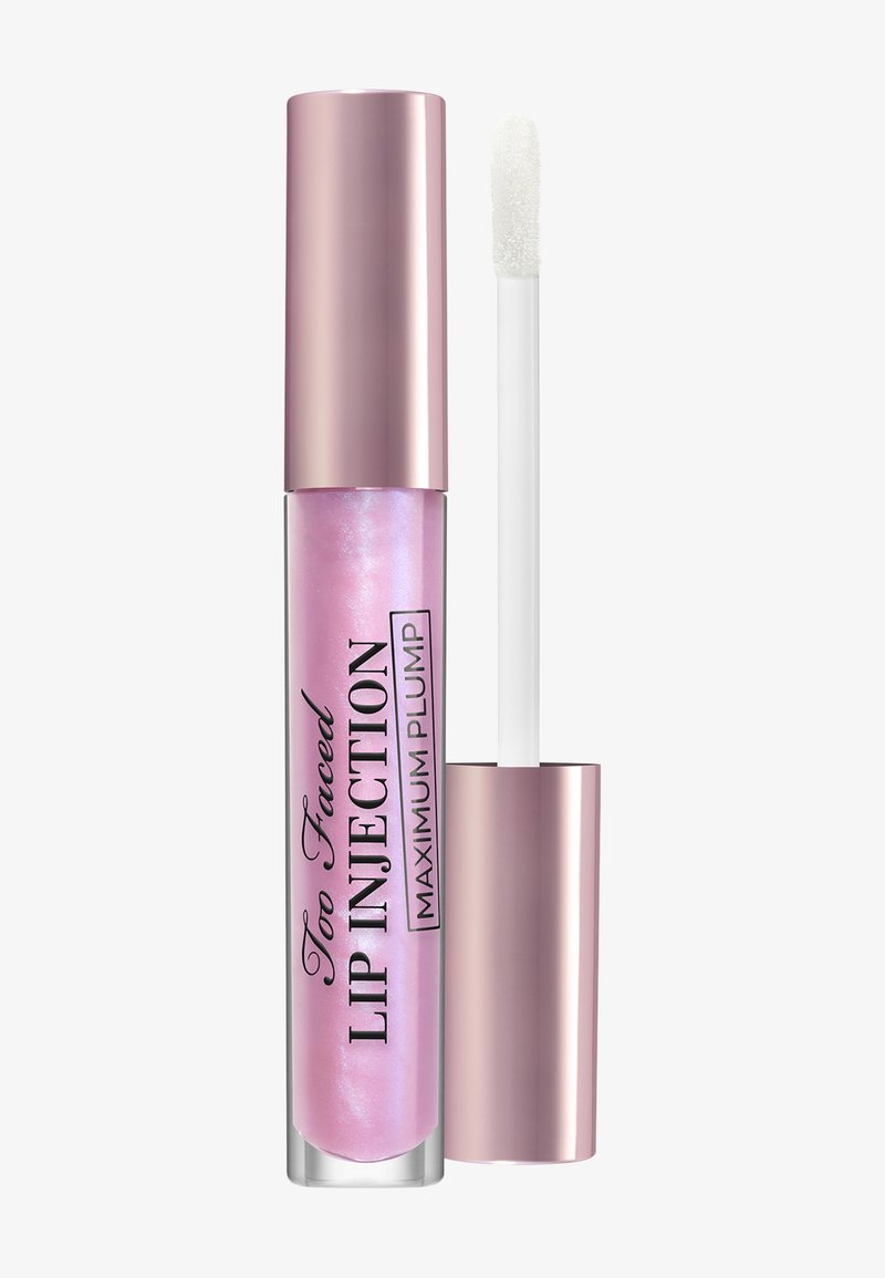 Tube de gloss à lèvres rose clair scintillant avec bouchon en or rose et applicateur, étiqueté "Too Faced Lip Injection Maximum Plump".
