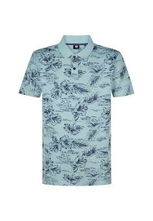 Lichtblauwe polo met marineblauwe bloem- en loofpatronen, drie-knopen sluiting en een zachte textuur. Korte mouwen en een klassiek kraagontwerp.