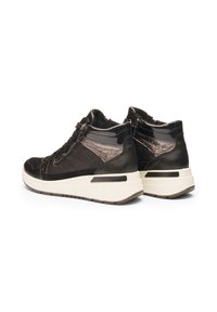 Schwarze High-Top-Sneaker mit gemischten Texturen; glänzende Lacklederakzente, Wildleder und eine dicke weiße Sohle. Verfügt über Reißverschlüsse und kontrastierende Details.
