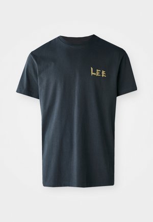 Sort bomulds T-shirt med korte ærmer. Har et guld blokbogstav logo "LEE" på venstre brystområde. Rund halsudskæring, standard pasform.