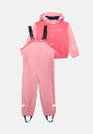 Barns rosa vanntette jakke med hette og matchende kjeledress med justerbare svarte stropper og fotstropper, begge med reflekterende detaljer.