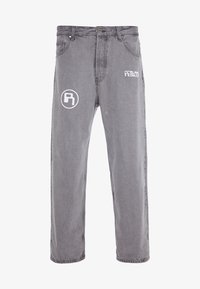 Šedé denimové kalhoty s volným střihem, které mají přední kapsy, zapínání na knoflík a bílé grafické nápisy a logo na nohavicích.