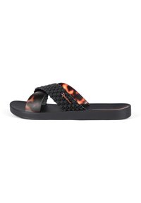 Schwarze Rutschsandalen mit geflochtenem Obermaterial, das ein Schildpattmuster aufweist. Dicke Sohle mit roten Akzenten und strukturiertem Fußbett für zusätzlichen Komfort.